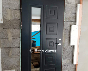 Tamsios dekoruotos durys